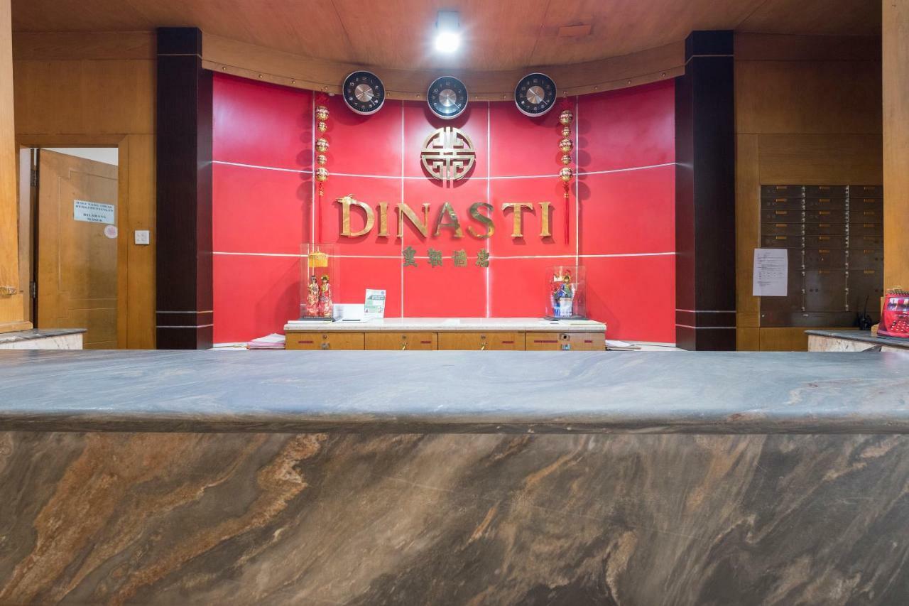 Oyo 821 Hotel Dinasti Makassar Exterior foto